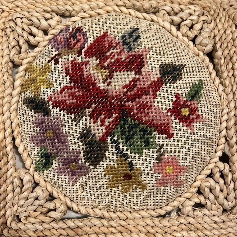 Vintage 1970s straw and needlepoint floral bag - Picture 2 of 9